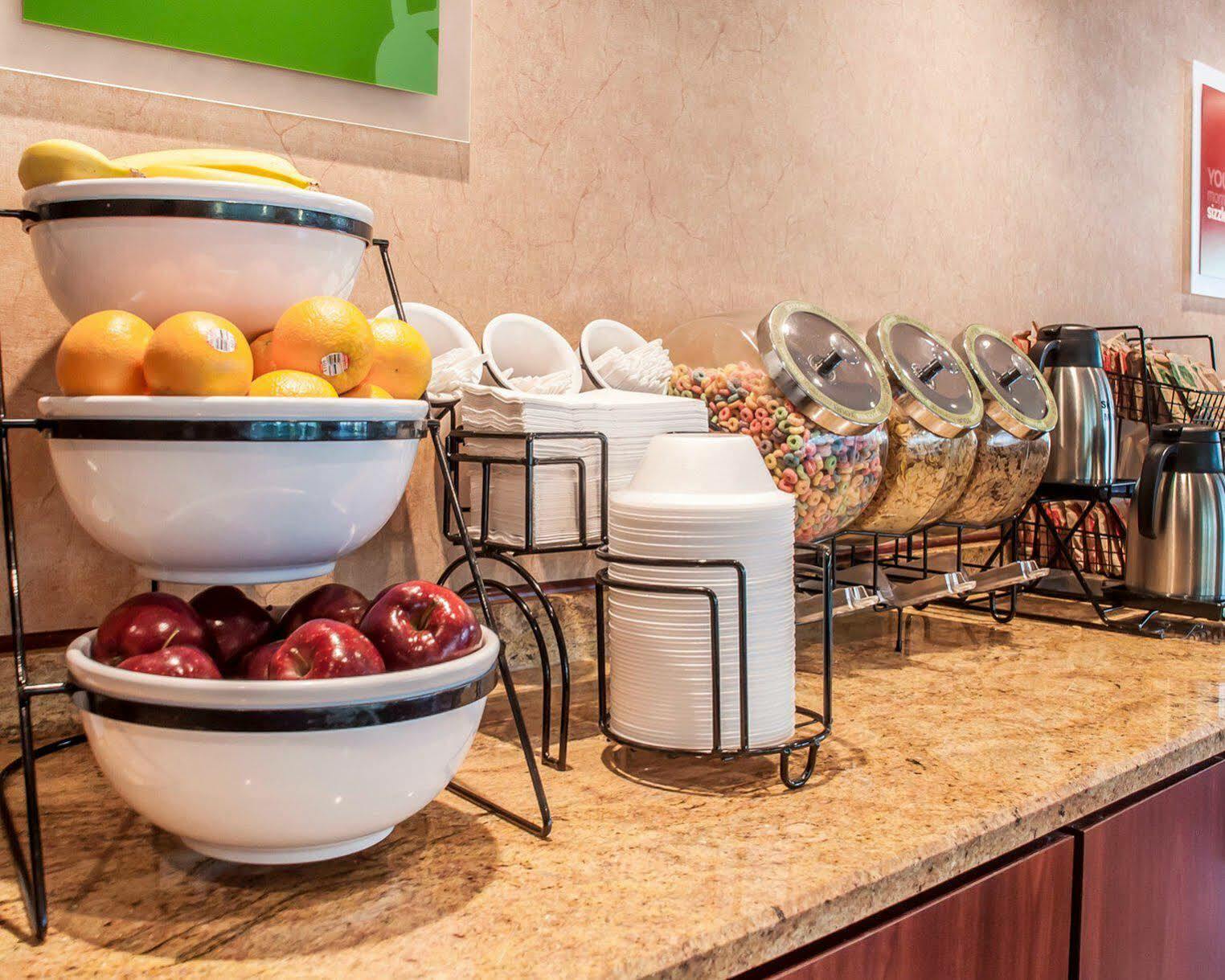 Quality Inn Near Walden Galleria Mall Cheektowaga Eksteriør billede